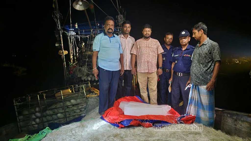 নিষেধাজ্ঞার মধ্যে ইলিশ ধরতে কক্সবাজার থেকে ট্রাকে বরফ এলো লক্ষ্মীপুরে