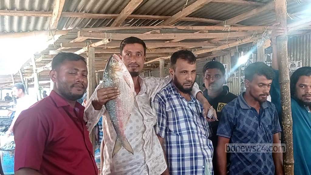 প্রথম দিনই ধরা পড়ল আড়াই কেজির ইলিশ, ৯২০০ টাকায় বিক্রি