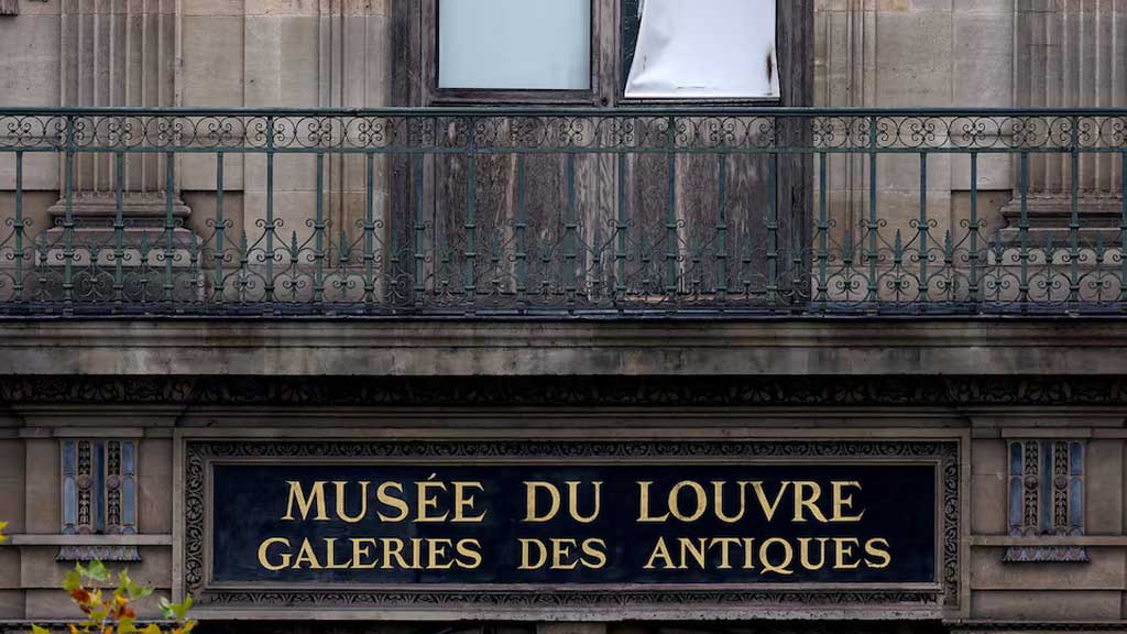 ল্যুভে বেপরোয়া ডাকাতি: চুরি যাওয়া ‘অমূল্য রত্নের’ খোঁজে ফ্রান্স