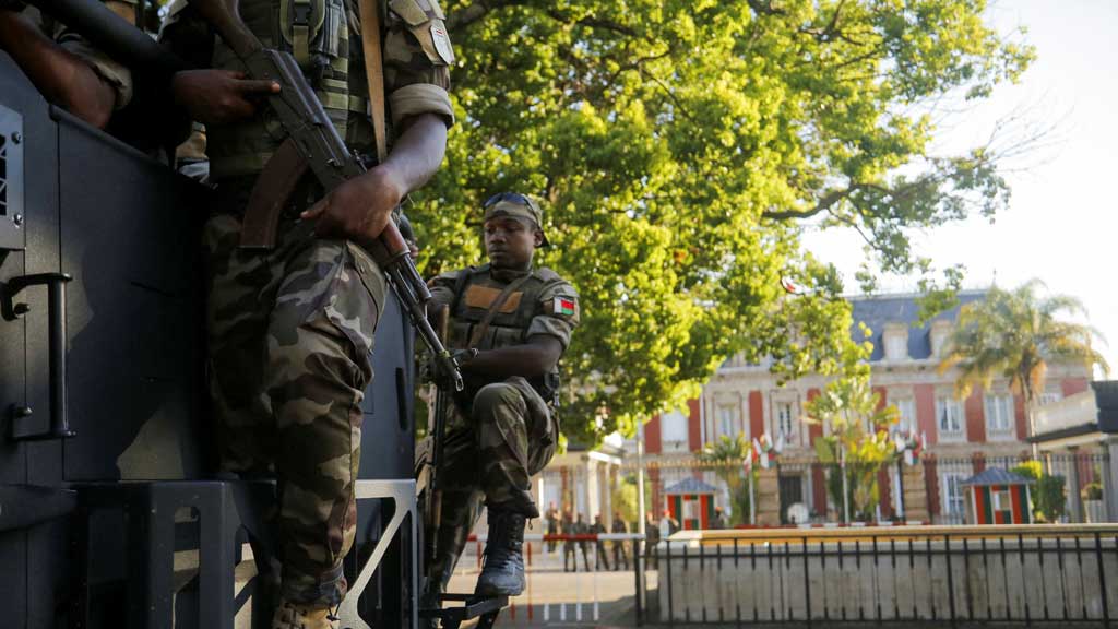 প্রেসিডেন্ট আত্মগোপনে, সেনাবাহিনী ক্ষমতা নিল মাদাগাস্কারে