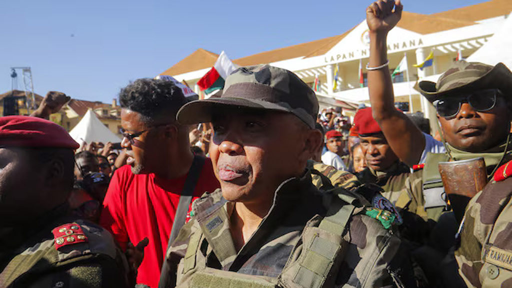 কর্নেল রান্দ্রিয়ানিরিনা হচ্ছেন নতুন প্রেসিডেন্ট, মাদাগাস্কারের সদস্যপদ স্থগিত করল আফ্রিকান ইউনিয়ন