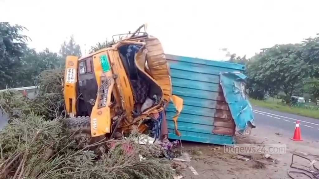 মাদারীপুরে এক্সপ্রেসওয়েতে দুই বাসের সঙ্গে কভার্ড ভ্যানের সংঘর্ষ, নিহত ১
