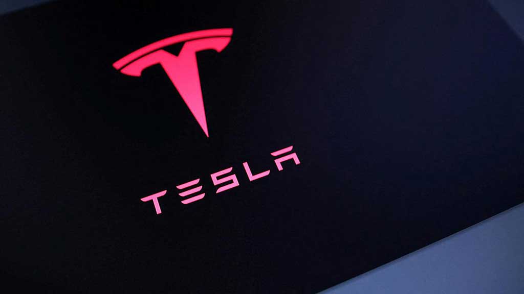 স্বচালিত গাড়িতে আবার ‘ম্যাড ম্যাক্স’ মোড ফিরিয়ে আনল টেসলা