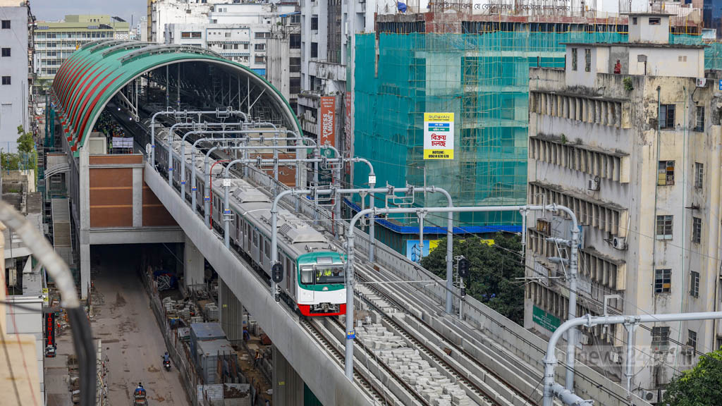 মেট্রো লাইনের বিয়ারিং প্যাড পড়ে পথচারীর মৃত্যু, ট্রেন চলাচল বন্ধ