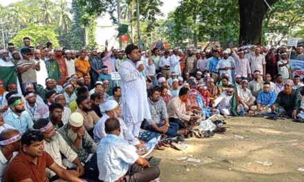 শিক্ষকদের অবস্থান তৃতীয় দিনে, দুপুরে ‘মার্চ টু সচিবালয়’