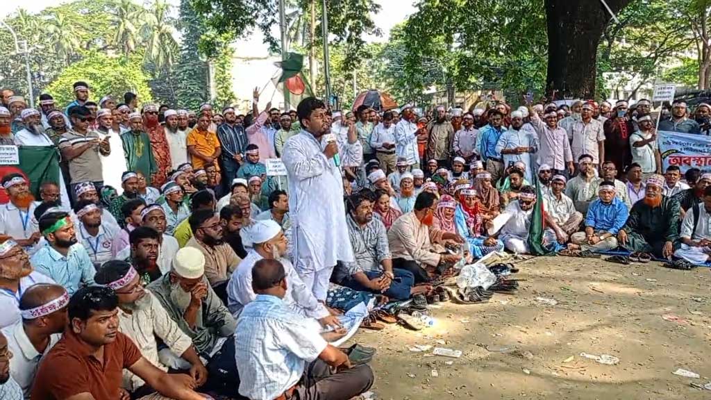 শিক্ষকদের অবস্থান তৃতীয় দিনে, দুপুরে ‘মার্চ টু সচিবালয়’