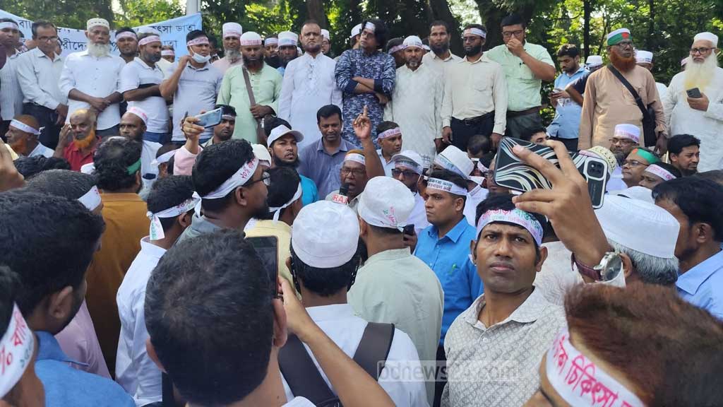 এমপিওভুক্ত শিক্ষকদের আন্দোলন দশম দিনে, যাবেন সচিবালয়ে