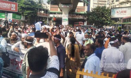 পুলিশের ব্যারিকেড ‘ছুড়ে ফেলে’ শাহবাগ অবরোধে শিক্ষকরা