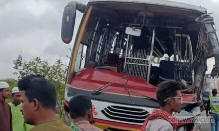 এক্সপ্রেসওয়েতে দাঁড়িয়ে থাকা বাসে আরেক বাসের ধাক্কা, চালকের সহকারী নিহত
