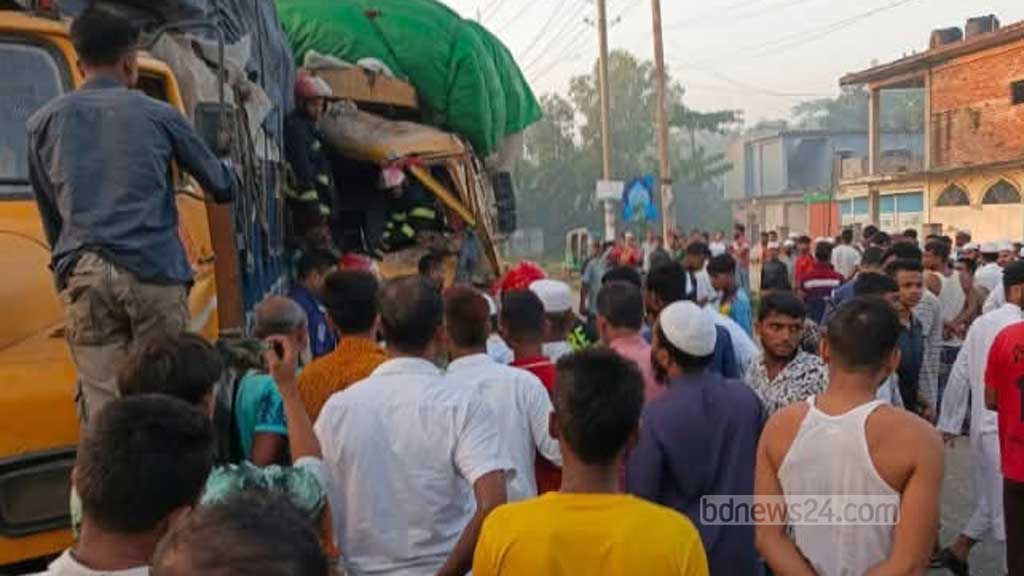 ময়মনসিংহে এক ট্রাকে আরেক ট্রাকের ধাক্কা, উল্টে নিহত ২