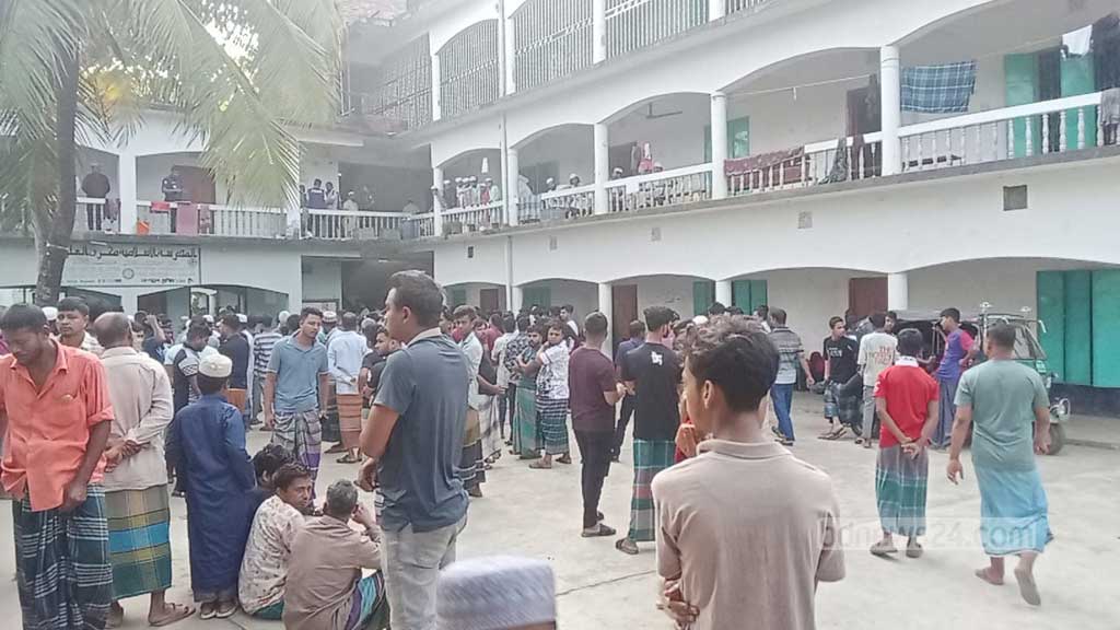 নোয়াখালীতে মাদ্রাসা ছাত্রকে গলা কেটে হত্যা, সহপাঠী আটক