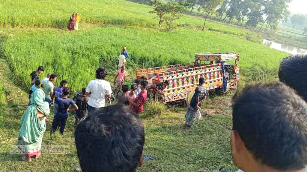 নওগাঁয় গরুবোঝাই ভটভটি উল্টে ২ ব্যবসায়ী নিহত