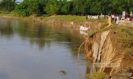 মহানন্দার স্লুইস গেট খুলে দেওয়ায় বাংলাবান্ধার ১ কিলোমিটার বাঁধে ভাঙন