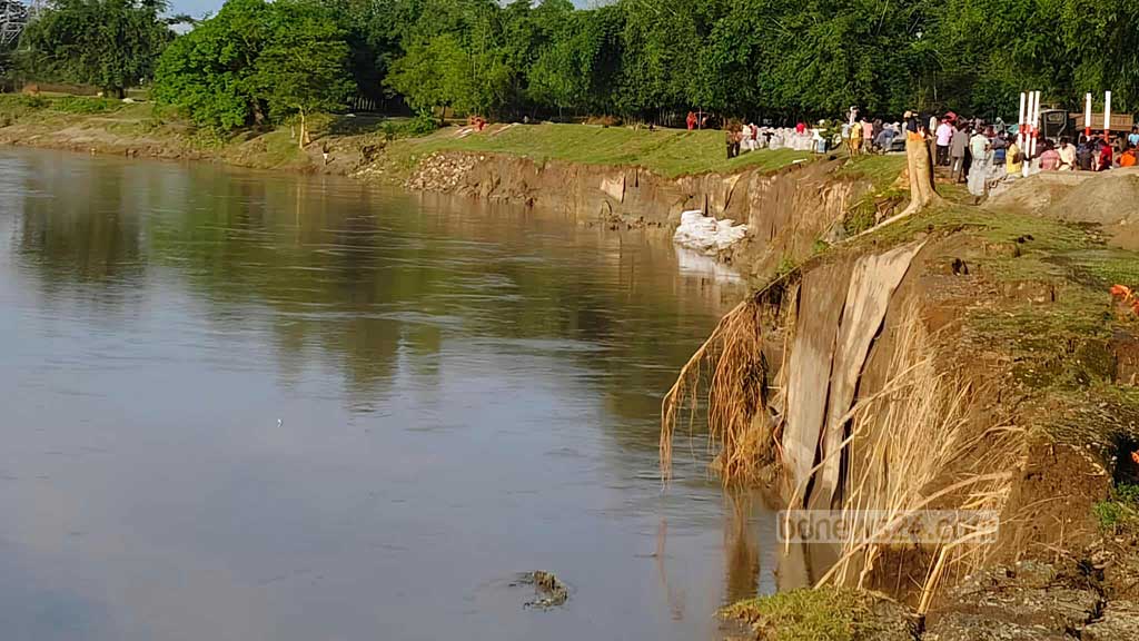 মহানন্দার স্লুইস গেট খুলে দেওয়ায় বাংলাবান্ধার ১ কিলোমিটার বাঁধে ভাঙন