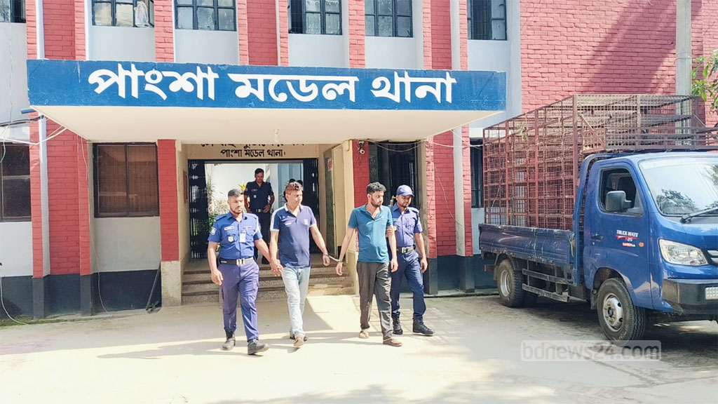 রাজবাড়ীতে র‌্যাব পরিচয়ে মুরগিবোঝাই পিকআপ ডাকাতি, গ্রেপ্তার ২