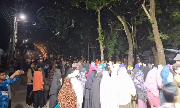 রাবি অধ্যাপকের ফেইসবুক পোস্ট নিয়ে বিক্ষোভ