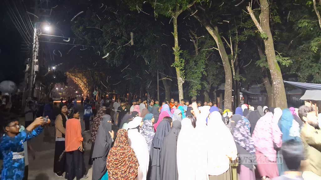 রাবি অধ্যাপকের ফেইসবুক পোস্ট নিয়ে বিক্ষোভ