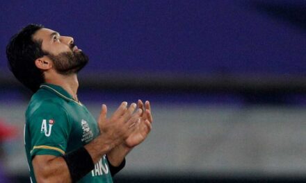 সুতোয় ঝুলছে রিজওয়ানের নেতৃত্ব