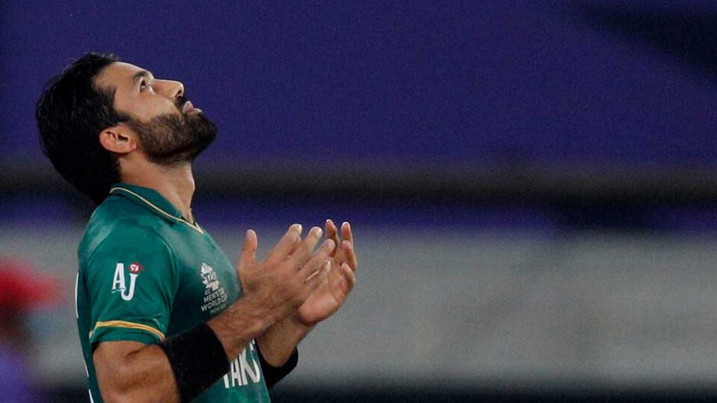 সুতোয় ঝুলছে রিজওয়ানের নেতৃত্ব