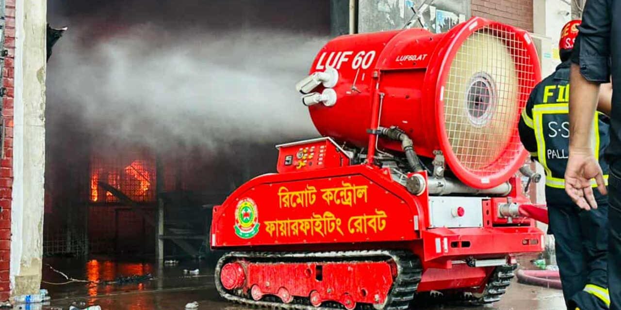 ৩ ঘণ্টায়ও নিয়ন্ত্রণে আসেনি শাহজালালের কার্গো ভিলেজের আগুন