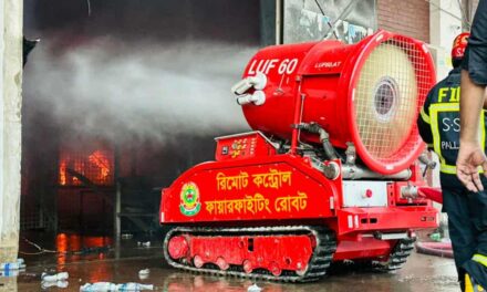 ৩ ঘণ্টায়ও নিয়ন্ত্রণে আসেনি শাহজালালের কার্গো ভিলেজের আগুন