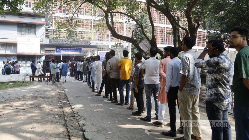 রাকসু: শহীদুল্লাহ ভবনে ৪টার পরও ভোটগ্রহণ