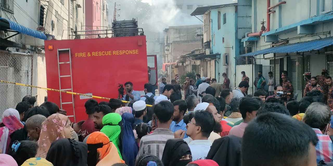 এখনো বের হচ্ছে ধোঁয়া, কেমিক্যালের প্রভাবে অসুস্থ হচ্ছেন অনেকে