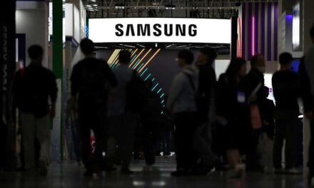 প্রথম ট্রাইফোল্ড স্মার্টফোন দেখানোর প্রস্তুতি নিচ্ছে স্যামসাং