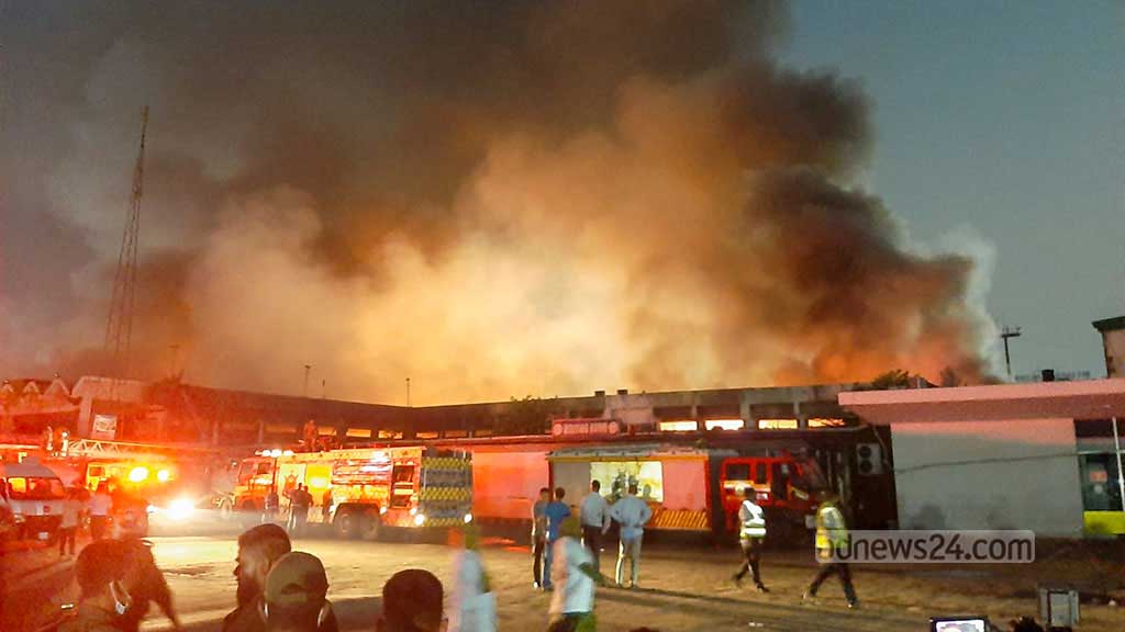 কার্গো গুদামে আগুন: মন্ত্রণালয়-ফায়ার সার্ভিসের তথ্যে ১৫ মিনিটের ফারাক, নেভাতে দেরি নিয়ে প্রশ্ন