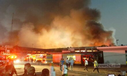 কার্গো গুদামে আগুন: মন্ত্রণালয়-ফায়ার সার্ভিসের তথ্যে ১৫ মিনিটের ফারাক, নেভাতে দেরি নিয়ে প্রশ্ন