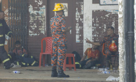 আগুন নিভতে দেরি কেন: খবর আসে বিলম্বে, সঙ্গে ‘রাসায়নিকের ভয়’