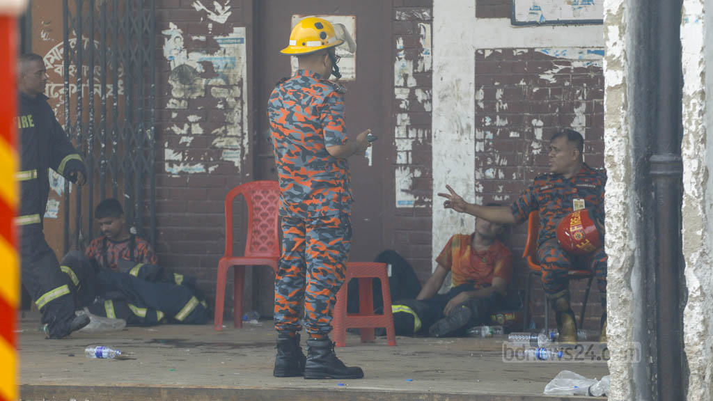 আগুন নিভতে দেরি কেন: খবর আসে বিলম্বে, সঙ্গে ‘রাসায়নিকের ভয়’
