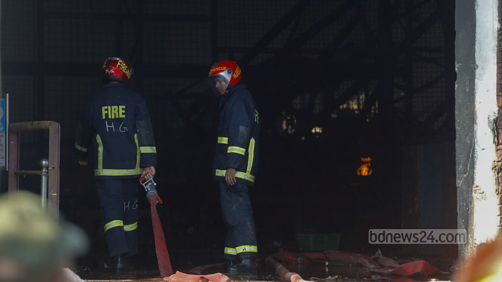 যতটা পুড়েছে, ক্ষতি হবে তারও ‘বহুগুণ’, কার্গো ভিলেজের আগুন নিয়ে শঙ্কায় ব্যবসায়ীরা