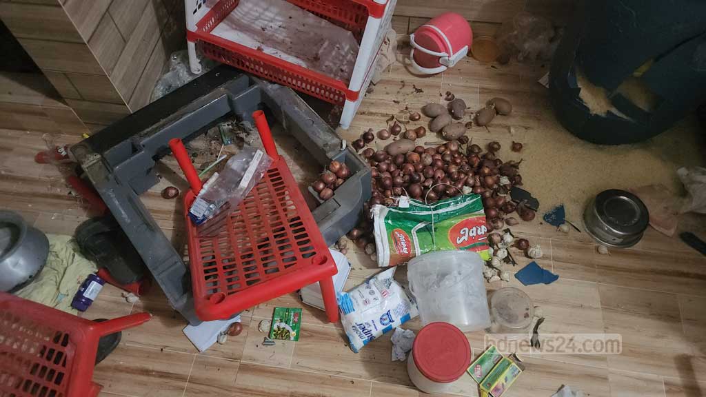 শরীয়তপুরে ‘চাঁদা না দেওয়ায়’ প্রবাসীর বাড়িতে ভাঙচুর-লুটপাটের অভিযোগ