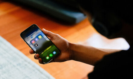 শিশুর হাতে স্মার্টফোন: যোগাযোগের প্রয়োজন নাকি বিপদ?