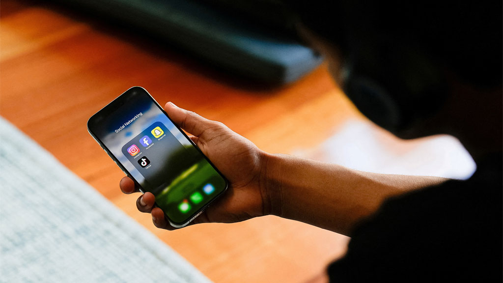 শিশুর হাতে স্মার্টফোন: যোগাযোগের প্রয়োজন নাকি বিপদ?