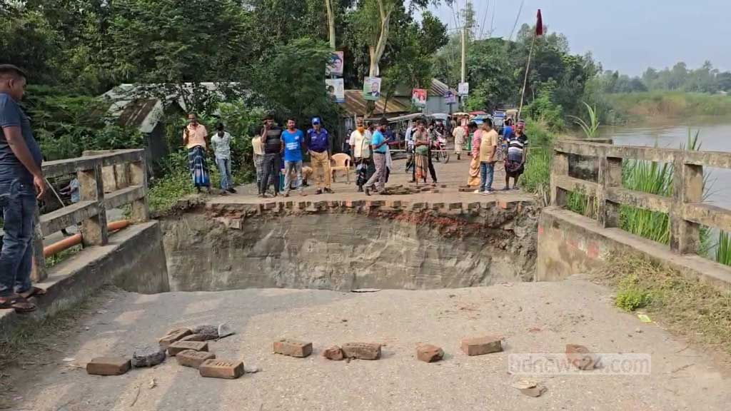 টাঙ্গাইলে সেতুর সংযোগ সড়ক ধসে নদীতে, ভোগান্তিতে লক্ষাধিক মানুষ