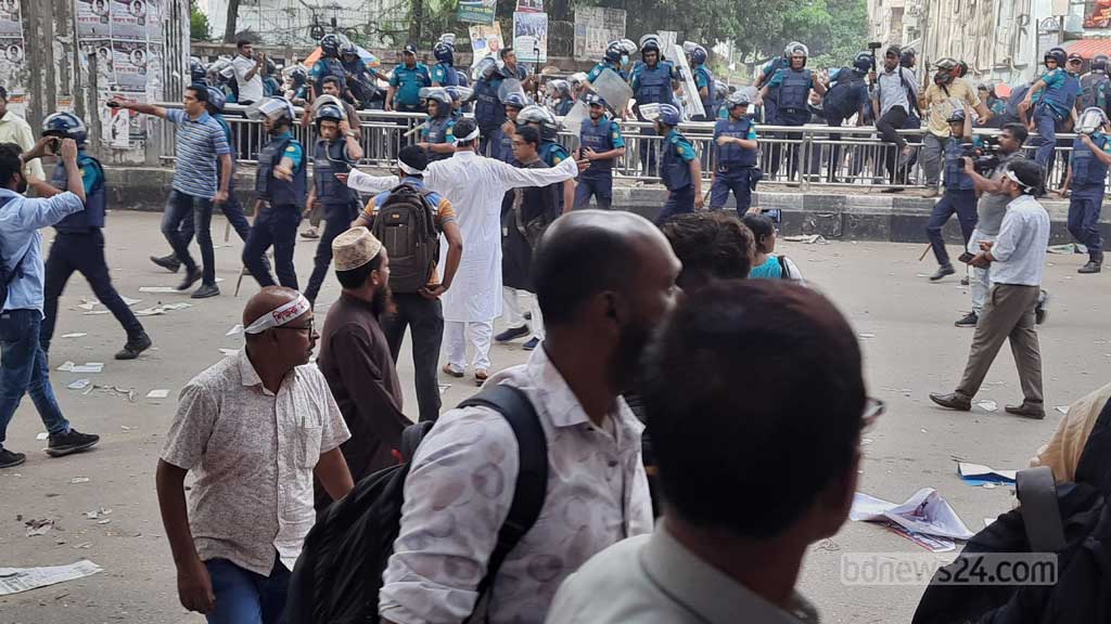 কাঁদুনে গ্যাস, সাউন্ড গ্রেনেড ছুড়ে এমপিওভুক্ত শিক্ষক-কর্মচারীদের ছত্রভঙ্গ