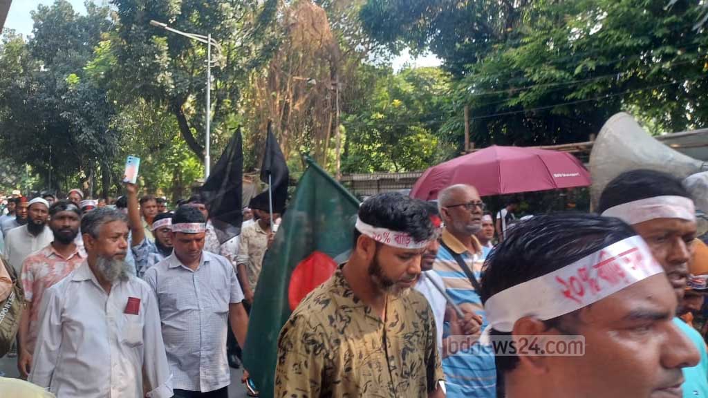 বিক্ষোভ শেষে শহীদ মিনারে ফিরলেন এমপিওভুক্ত শিক্ষকরা
