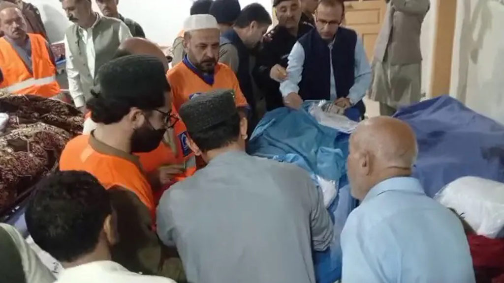 পাকিস্তানের সোয়াতে ট্রাক উল্টে এক পরিবারের ১৫ জন নিহত