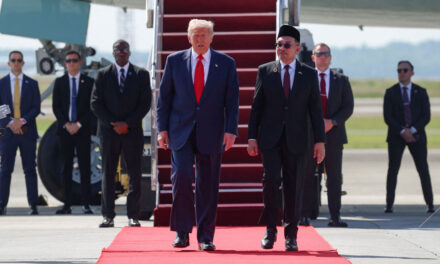 আসিয়ান সম্মেলনে যোগ দিতে মালয়েশিয়ায় ট্রাম্প