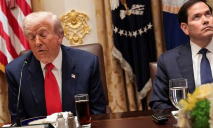 ভেনেজুয়েলার ‘মাদকবাহী সাবমেরিনে’ হামলা যুক্তরাষ্ট্রের, জীবিত দুইজনকে আটকের খবর