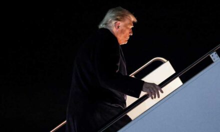 বাণিজ্যে টানাপড়েনের মাঝে আসিয়ান সম্মেলনে যোগ দিতে মালয়েশিয়ার পথে ট্রাম্প