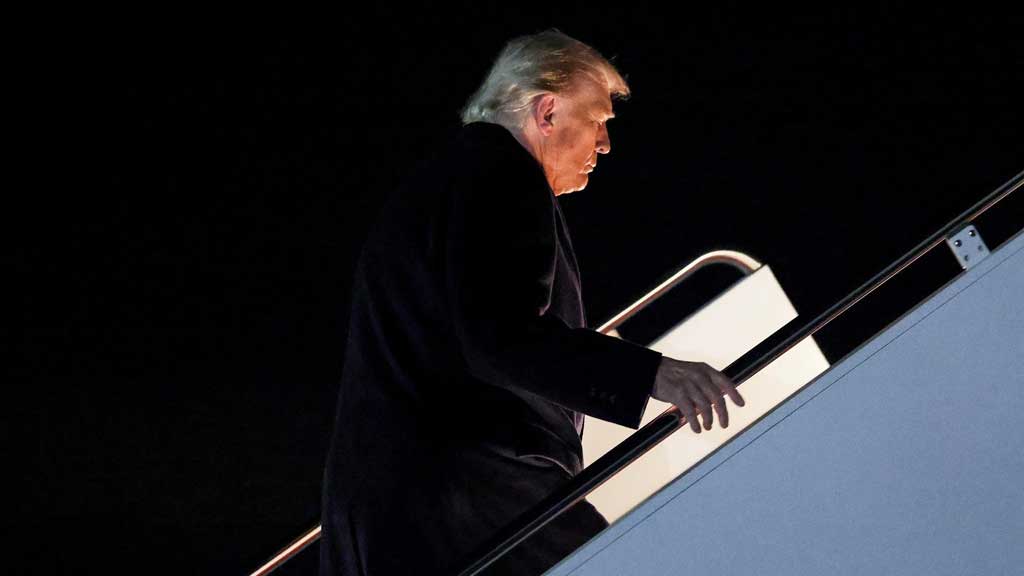 বাণিজ্যে টানাপড়েনের মাঝে আসিয়ান সম্মেলনে যোগ দিতে মালয়েশিয়ার পথে ট্রাম্প