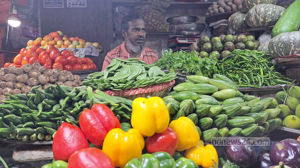 ঝাল বেড়েছে কাঁচামরিচের, পিছিয়ে নেই শাক-সবজিও