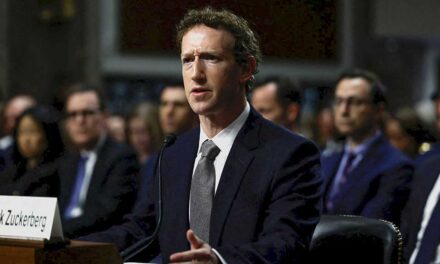 আদালতে হাজির হতেই হবে জাকারবার্গকে, বিচারকের আদেশ